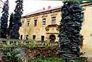 Červené Janovice, vstupní průčelí zámku