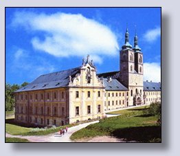 Kirche den Bibliothekstrakt an